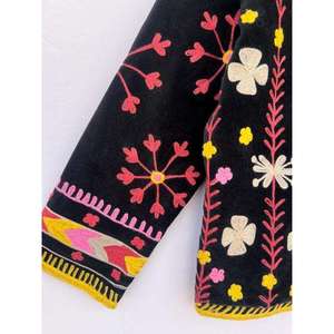 Chaqueta Suzani de Terciopelo Bordada con Flores Negras Hecha a Mano para Mujer, Chaqueta Bohemia Negra de Corte Holgado, Ropa de Abrigo de Invierno para Mujer - Product Image 2