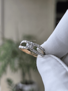 Anillo de Lujo con Diamante Cultivado en Laboratorio con Corte Pera, Certificado IGI, 0.30 Ct, Banda de Oro con Diseño Dividido, Engaste Pavé, Joyería Nupcial Contemporánea - Product Image 1