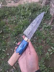 Couteau de chef Jexmoo personnalisé en acier Damas forgé à la main, manche en résine bleue, couteau de cuisine traditionnel pour droitier, lame à motif plume - Product Image 1