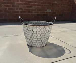 Jardinière rustique en métal galvanisé, patine blanche, faite à la main, grande jardinière d'extérieur, pot galvanisé pour plantes - Product Image 1