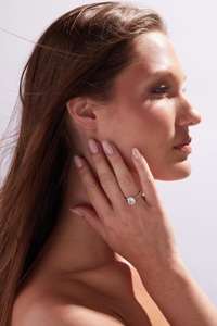 Anillo de Compromiso con Diamante Cultivado en Laboratorio de Corte Cojín de 3.00Ct, Oro Blanco de 14K, Halo Oculto, Certificado IGI, Lujo de Luxeshine - Product Image 3