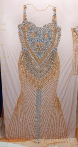 Exquisito Vestido de Novia Largo y Ajustado con Cuentas, Tejido Ecológico, Escote Profundo en V, Flecos, Colección A.K.TRENDY HAFJI01 - Product Image 3