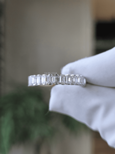 Bague demi-éternité en diamant de laboratoire taille émeraude 1,25 carat certifiée IGI, en or avec griffes partagées, alliance de mariage, bijoux de luxe pour femme - Product Image 2