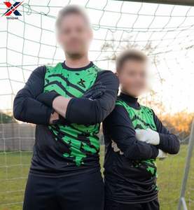 Uniforme de Fútbol Personalizado, Transpirable, Antibacterial, Anti-UV, de Secado Rápido, 100% Poliéster, Cuello en V, con Tirantes Ajustables y Elásticos - Product Image 1