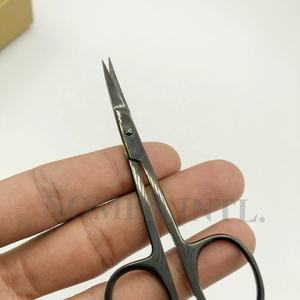 Ciseaux de beauté personnalisés avec finition noire plasma Lames pointues incurvées en acier inoxydable durables Mini ciseaux avec logo personnalisé - Product Image 4