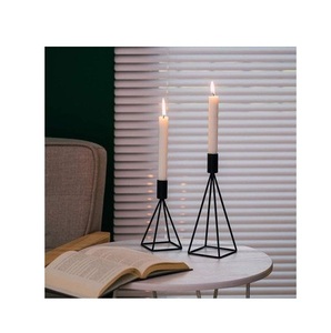 Ensemble de porte-bougies coniques pyramidaux noirs, supports à bougies géométriques minimalistes en fil métallique, élégants centres de table multi-hauteurs - Product Image 1