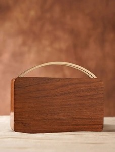 Sac à main rectangulaire fait main de style moderne avec motif décoratif doré, logo personnalisé, motif unique, sac à main en bois par UO INDIA - Product Image 4