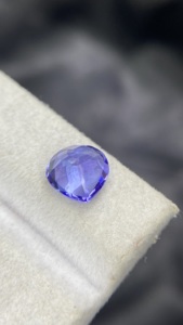 Pierre naturelle certifiée Tanzanite Zoisite naturelle taille cœur 8 MM avec excellente couleur et lustre, 1,93 carat, nette à la loupe - Product Image 4