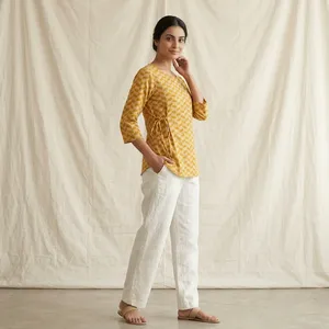 Kurta courte en coton imprimé bleu et jaune pour femme, col rond, manches trois quarts, détail de nouage latéral, coupe ample, décontractée, pour tous les jours - Product Image 4