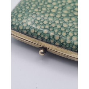 Boîte à allumettes vintage en shagreen vert, forme carrée, bordure dorée, usage domestique - Product Image 3