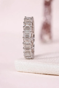 Joyería Fina de Envío Inmediato, Anillo de Eternidad de Lujo en Oro Sólido de 10K con Diamante de Laboratorio con Corte Esmeralda de 2x3mm, Certificado IGI, HPHT, para Compromiso y Boda - Product Image 4