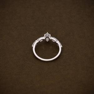 Bague de mariage ou d'anniversaire Art Déco en or massif avec cinq pierres de diamant de laboratoire de haute qualité, taille marquise, pierres certifiées - Product Image 3