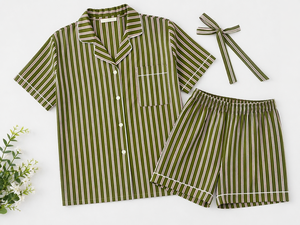 Conjunto de Pijama Verde Oliva a Rayas para Mujer, 100% Algodón, Camisa de Manga Corta y Pantalones Cortos, Conjunto Casual Hecho a Mano, Pijama de Lujo - Product Image 1
