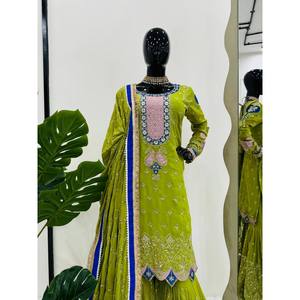 Ensemble de costume de soirée en satin avec broderie et travail de sequins, taille XL - Product Image 4