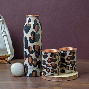 Bouteille d'eau en cuivre à imprimé léopard NU CASA avec bordure en cuivre et deux tasses assorties, ensemble de vaisselle de voyage portable - Product Image 1