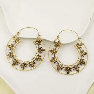 Boucles d'oreilles créoles en laiton plaqué or Sunil Jain, motif végétal, style bohème, bijoux de mode pour femmes du Rajasthan - Product Image 5