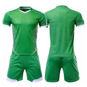 Ensemble maillot et short de football personnalisé pour homme, bleu clair, col en V, manches courtes, 100 % polyester, anti-humidité, tenue de sport estivale - Product Image 2