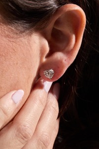 Boucles d'oreilles en or 14 carats avec diamant de laboratoire en forme de cœur_ Solitaire 2,00 carats - Product Image 2