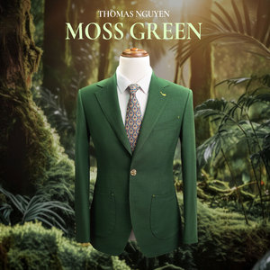Traje de Dos Piezas a Medida para Hombre en Verde Musgo - Colección Premium de Color Natural |   Chaqueta y Pantalones de Corte Entallado de Alta Costura - Product Image 2