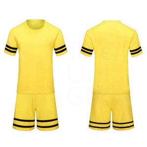 Conjunto de camiseta y pantalones cortos de fútbol amarillos para hombre, cuello redondo, manga corta, uniforme con rayas negras - Product Image 3