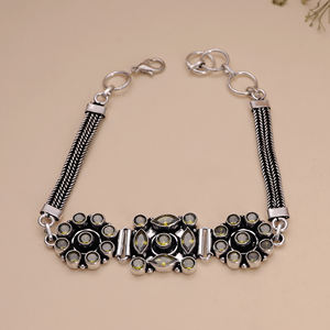 กำไลข้อมือทองเหลืองโบราณประดับลูกปัดและเพชรคิวบิกเซอร์โคเนีย ดีไซน์ลายดอกไม้เรขาคณิตสไตล์วินเทจ ของขวัญสำหรับผู้หญิงในงานแต่งงานแบบชาติพันธุ์ - Product Image 2