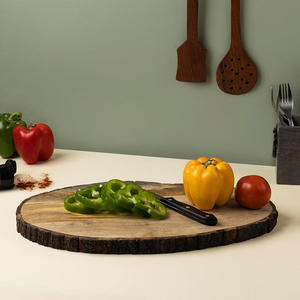 Plateau ovale en bois d'acacia naturel avec bords en écorce Grand plateau fait à la main pour servir du fromage, des gâteaux, des desserts et de la charcuterie - Product Image 3