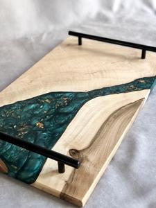 2. Bandeja de Servir de Resina Epoxi y Madera Natural de Lujo, Bandeja Decorativa Hecha a Mano para Cocina Moderna y Accesorios para el Hogar - Product Image 3