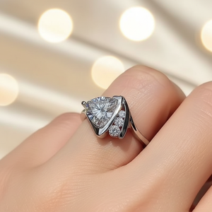 แหวนค็อกเทลเพชรซิคอนทรงทริลเลียนคัทหรูหรา ขอบครึ่งวง ตัวเรือนเงินแท้ 925 ของขวัญสำหรับคนรักในโอกาสหมั้น แต่งงาน หรือวันครบรอบ - Product Image 3