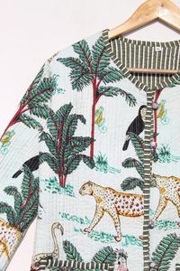 Chaqueta acolchada Sari de seda reciclada Vintage con estampado de jungla, chaqueta de mezcla de algodón para mujer - Product Image 2