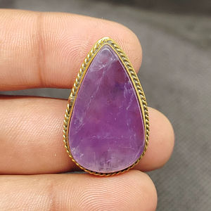 Colgante de latón ranurado con cristal de amatista 100% natural al por mayor, lote de macramé de alta calidad con ranura de apatita para accesorios de moda - Product Image 1