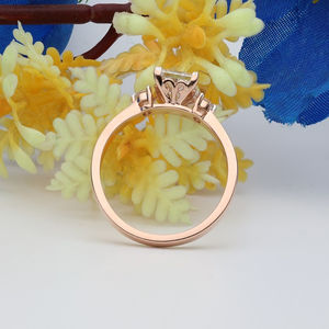 Poussière d'étoile 14K or rose taille princesse laboratoire cultivé diamant bague de fiançailles trois pierres et côté pierre bague cadeau pour les femmes - Product Image 2