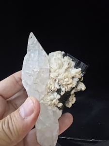 Espécimen de Cuarzo Turmalina Negra de Forma Irregular, Origen Pakistán - Product Image 3