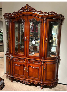 Vitrine demi-ronde Armand de style français, ornée de sculptures en bois et de panneaux en verre, pour une utilisation intérieure dans le salon. - Product Image 5