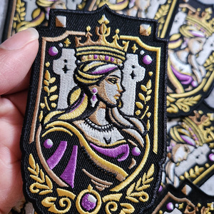 Écussons brodés personnalisés de haute qualité Sovereign Queen, thermocollants, avec broderie sur mesure - Product Image 2