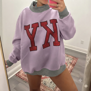 เสื้อสเวตเชิ้ตคอกลมโอเวอร์ไซส์สำหรับผู้หญิง สีม่วงแดง ประดับตัวอักษร YN ด้วยกลิตเตอร์ ผลิตจากผ้าฝ้ายถัก แขนยาว ทรงหลวม สไตล์ฤดูใบไม้ร่วง - Product Image 1