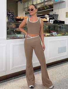 ชุดออกกำลังกายผู้หญิง 2 ชิ้น ชุดโยคะ กางเกงเลกกิ้งขาบานแบบไขว้ เสื้อครอปท็อปแต่งขอบตัดสี - Product Image 4