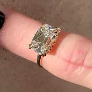 Bague de fiançailles classique pour femme Tishya Diamond 4.00Ct, taille coussin, sertie à griffes, en or jaune massif 14 carats, provenance mine ancienne - Product Image 3