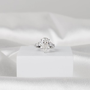 Élégante bague de mariage pour femme en or blanc 14 carats avec trois diamants de laboratoire en forme de poire de 3 carats, pureté D VVS2, certifiée IGI - Product Image 6