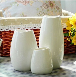 Elegante Juego de Jarrones de Cerámica con Acabado Blanco Brillante, Silueta Moderna y Lisa, Perfecto para Decoración de Sala de Estar con Estilo - Product Image 1