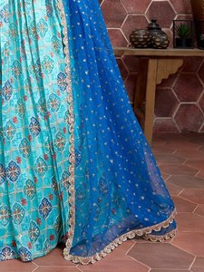 Robe de demoiselle d'honneur bleue brodée en soie à séchage rapide, style crop top et lehenga turquoise coupe trapèze, bretelles spaghetti, longueur ras du sol, naturelle - Product Image 4