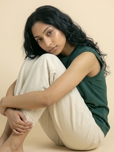Débardeur Vert Quotidien pour Femme – Col Rond Sans Manches, Coupe Ample Décontractée, T-shirt Basique Doux et Confortable, Tenue Tendance et Relaxante - Product Image 3