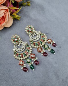 Pendientes Chandbali de Diseño Meenakari, Chapados en Oro Antiguo con Piedras y Perlas para Mujer, Colección para Bodas, Recepciones y Fiestas - Product Image 2