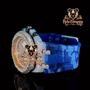 Reloj analógico para hombre con correa de caucho estampada y un marco de esfera distintivo - Product Image 1