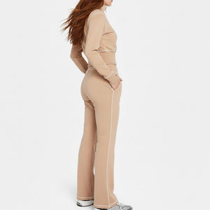 Survêtement streetwear personnalisé OEM/ODM en coton respirant avec broderie en dentelle contrastante, pantalon large et crop top - Product Image 5