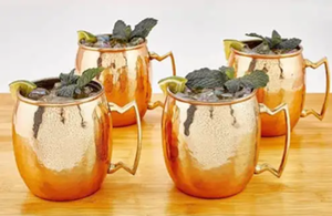 Les mugs en cuivre sont populaires. Le cuivre refroidit les boissons plus rapidement car il présente une conductivité thermique très élevée par rapport au verre. - Product Image 1