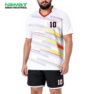 Conjunto Deportivo Estampado con Diseño Angular, Camiseta Blanca con Cuello en V y Número, Pantalones Cortos con Ribete Negro, Venta al Por Mayor B2B - Product Image 1