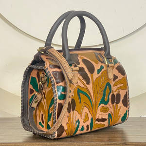 Bolso de Viaje Elegante y Moderno, de Cuero Vacuno Genuino, Hecho a Mano, con Cierre de Cremallera, Estilo Western con Diseño Floral Completo - Product Image 3