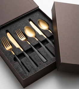 Ensemble de couverts en acier inoxydable avec manche noir moderne et tête plaquée or PVD, parfait pour la vaisselle et les ustensiles de cuisine. - Product Image 6