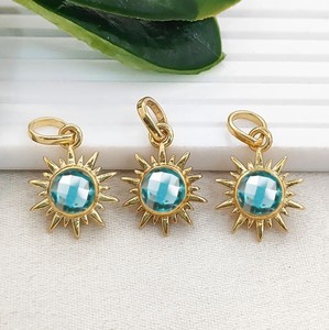 Colgantes de Cuarzo Topacio Azul Rayo de Sol - Colgante Redondo con Engaste Chapado en Oro - Abalorios Redondos de Gema de 6mm Hechos a Mano - Product Image 1