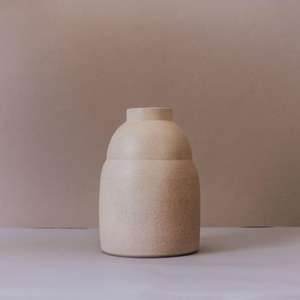 Vase de table artisanal de forme irrégulière, style nordique européen, pour hôtels, collection 2026, par Universal Overseas - Product Image 2